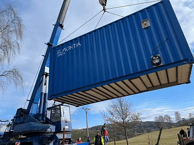 Instalace kontejnerového vodojemu MRAK 20 jeřábem v obci Dlouhá Ves